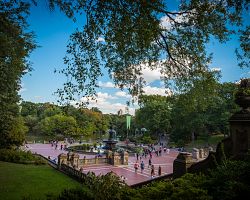 Výhled na fontánu uprostřed Central Parku