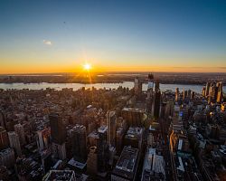 Nezapomenutelný západ slunce nad New Yorkem z Empire State Building