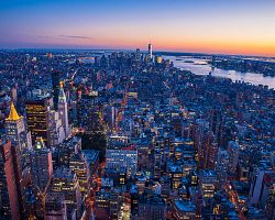 Dechberoucí výhledy z Empire State Building na New York za soumraku
