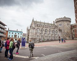 Naši cestovatelé před Dublinským hradem
