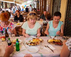 Naši cestovatelé při ochutnávce řecké kuchyně v taverně
