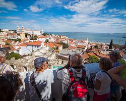 Naši cestovatelé ve čtvrti Bairro Alto v Lisabonu
