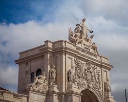 Monumentální vítězný oblouk na náměstí Praça do Comércio