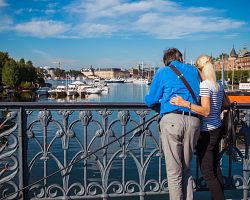 Naši cestovatelé se kochají výhledem na jeden ze stockholmských kanálů