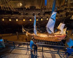 Naši cestovatelé si prohlížejí expozici muzea Vasa