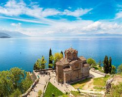 Působivý kostel sv. Jovana u Ohridského jezera s výhledem do okolí
