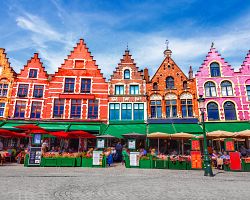 Typický pohled na malebné domy lemující náměstí v Bruggách