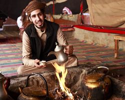 Beduín při přípravě kávy v poušti Wádí Rum