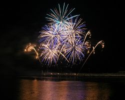 Ohňostroj Atlantického festivalu nad přístavem ve Funchalu