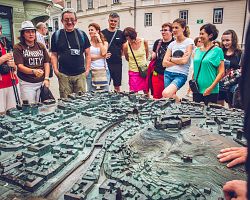 Průvodkyně Vlaďka baví naše cestovatele perličkami o Lublani