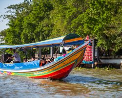 Pestrobarevná vyhlídková loďka brouzdá řekou Chao Phraya v Bangkoku