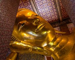 Zlatá socha ležícího Buddhy v chrámu Wat Pho