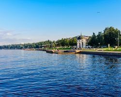 Pohled na nábřeží Oněžského jezera a Petrozavodsk