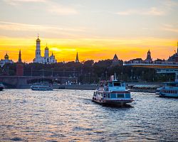 Romantické výhledy při večerní plavbě po řece Moskvě