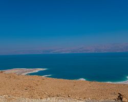 Fascinující pohled na Mrtvé moře se solnými výběžky