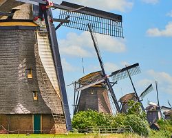 Větrné mlýny v malebném skanzenu Kinderdijk