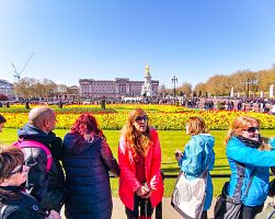 Naši cestovatelé obdivují impozantní Buckinghamský palác