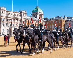 Ceremoniál výměny stráží v areálu Horse Guards