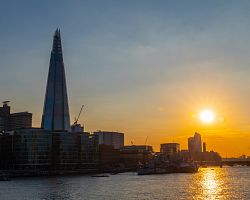 Okouzlující Londýn při západu slunce s výhledem na mrakodrap The Shard