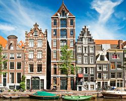 Úzké štítové domy typické pro Amsterdam