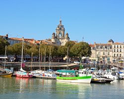 Grosse Horloge se tyčí nad starým přístavem La Rochelle