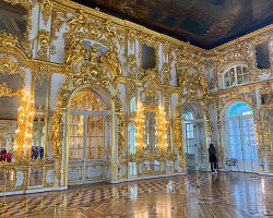 Zlatem bohatě zdobená Velká síň Kateřinského paláce