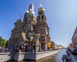 Chrám Vzkříšení Krista na Krvi pyšně čnící na Gribojedově kanále v Petrohradě