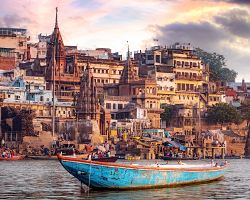 Pohled na město Váránasí z hladiny řeky Gangy
