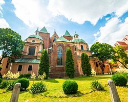 Zelená oáza v okolí katedrály sv. Jana Křtitele ve Wroclawi