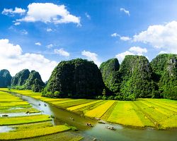 Okouzlující vietnamská přírodní oblast Ninh Binh proslulá vápencovými skalami