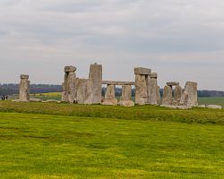 Za magickou atmosférou Stonehenge míří návštěvníci z celého světa