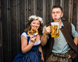 Účastníci bavorského pivního festivalu v tradičním oblečení
