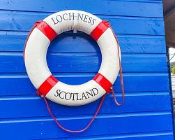 Tradiční záchranný kruh na výletní lodi brázdící Loch Ness