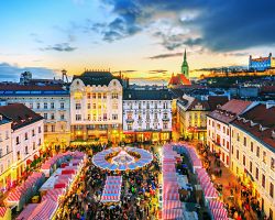 Adventní trhy na hlavním náměstí v Bratislavě