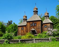 Typický dřevěný kostelík v kyjevském skanzenu Pirogovo