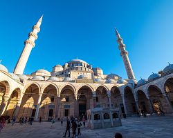 Zdobené nádvoří Süleymanovy mešity