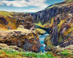 Fascinující zelený kaňon na řece Fjaðrá