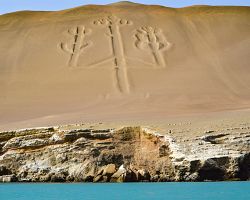 Záhadný geoglyf Candelabro u pobřeží Islas Ballestas v Peru