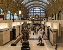Impozantní interiéry Musée d´Orsay v historické budově nádraží v Paříži