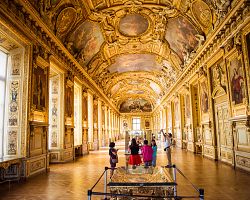 Bohatě zdobená Apollonova galerie v Louvre
