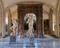 Přehlídka sochařských děl v Michelangelově sále v Louvru