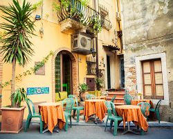 Úchvatná atmosféra kavárniček v Taormině – zažijte ji!