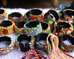 Ručně vyráběné šperky na proslulém trhu v Chiang Mai