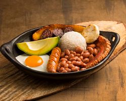 Tradiční kolumbijský pokrm Bandeja Paisa