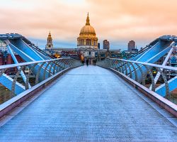 Most Millenium Bridge s pohledem na katedrálu sv. Pavla v pozadí