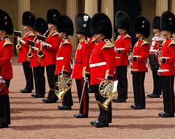 Slavnostní ceremoniál výměny stráží u Buckinghamu v Londýně