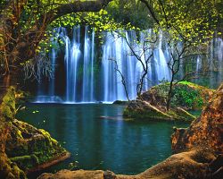 Okouzlující vodopády nad smaragdovou vodou v národním parku Kursunlu