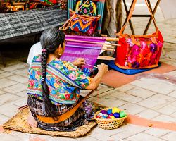 Třadiční řemesla ve městě Chichicastenanga