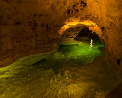 Zážitkem je plavba jeskynním systémem v Tapolce