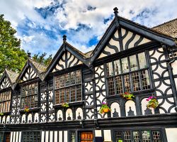 Impozantní architektura tudorovských domů v Chesteru